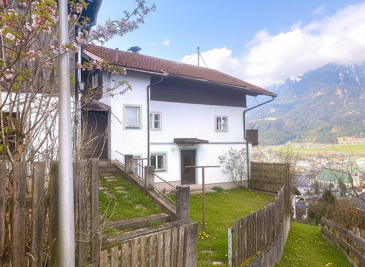 Wohnhaus mit großer Gartenfläche in unverbaubarer Aussichtslage über Schwaz
