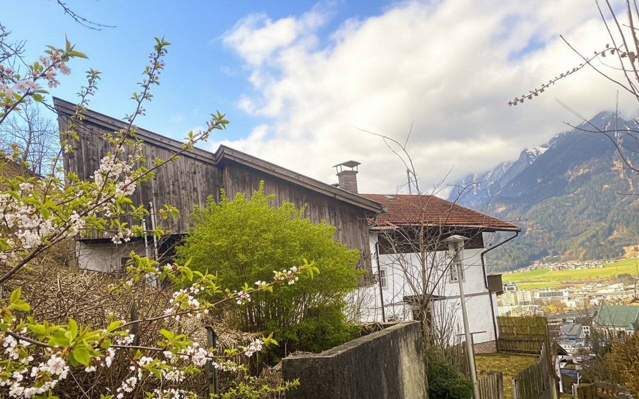 Wohnhaus mit großer Gartenfläche in unverbaubarer Aussichtslage über Schwaz