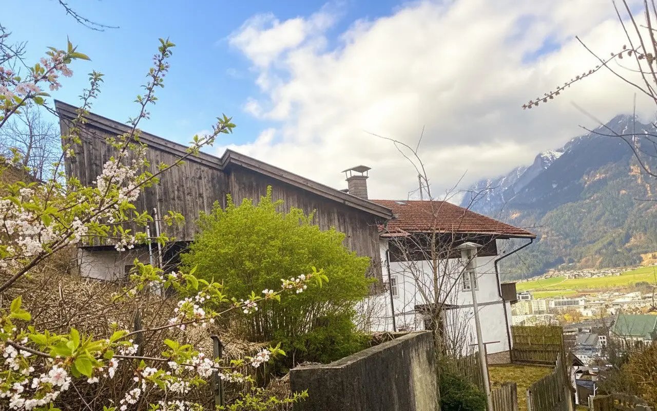 Residential house with a large garden area in an unobstructed view over Schwaz