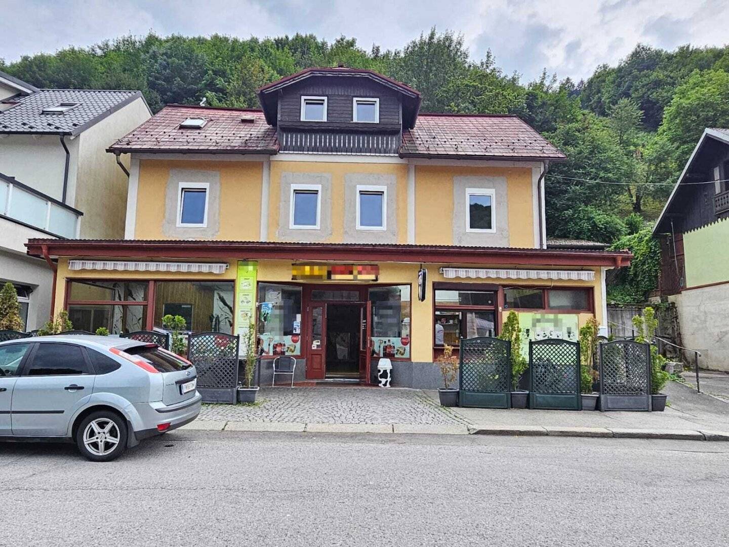 *** KLEINES ZINSHAUS MIT ENTWICKLUNGSPOTENTIAL ***