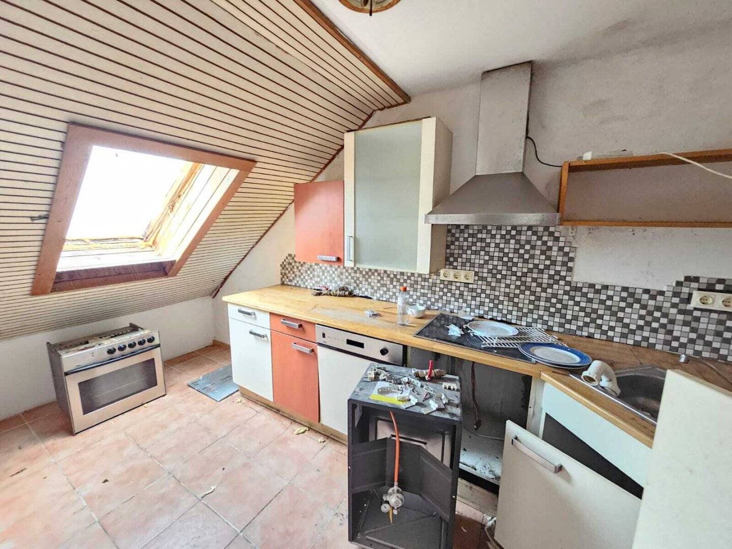 *** KLEINES ZINSHAUS MIT ENTWICKLUNGSPOTENTIAL ***