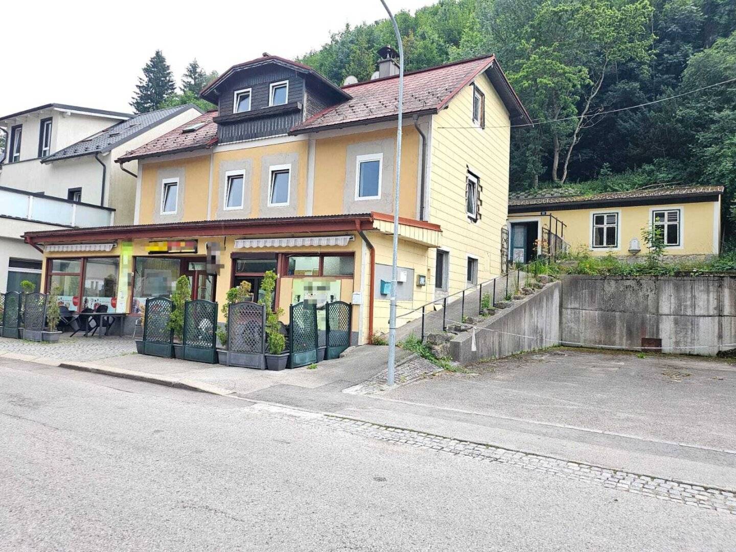*** KLEINES ZINSHAUS MIT ENTWICKLUNGSPOTENTIAL ***