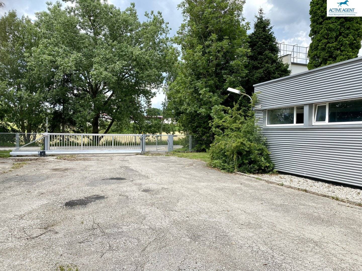 Aktion € 3,5/m2/netto geräumiger Hallenkomplex mit 4.000m2 für Lager/Gewerbe am Attersee zu vermieten