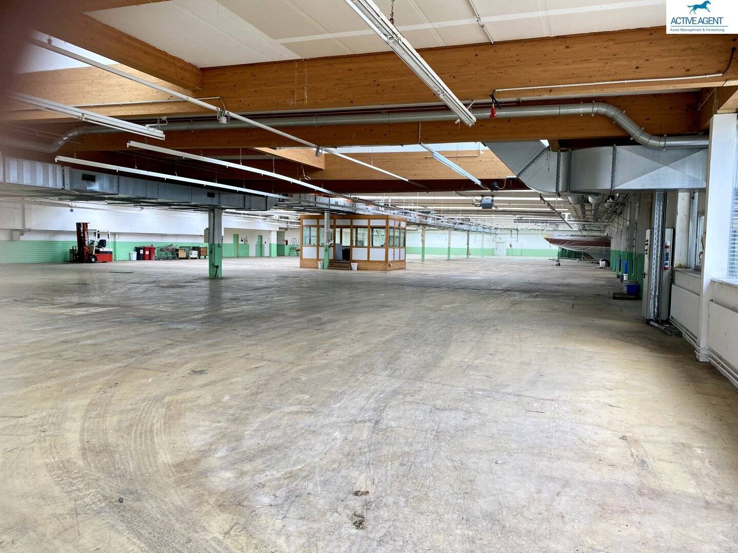 Aktion € 3,5/m2/netto geräumiger Hallenkomplex mit 4.000m2 für Lager/Gewerbe am Attersee zu vermieten
