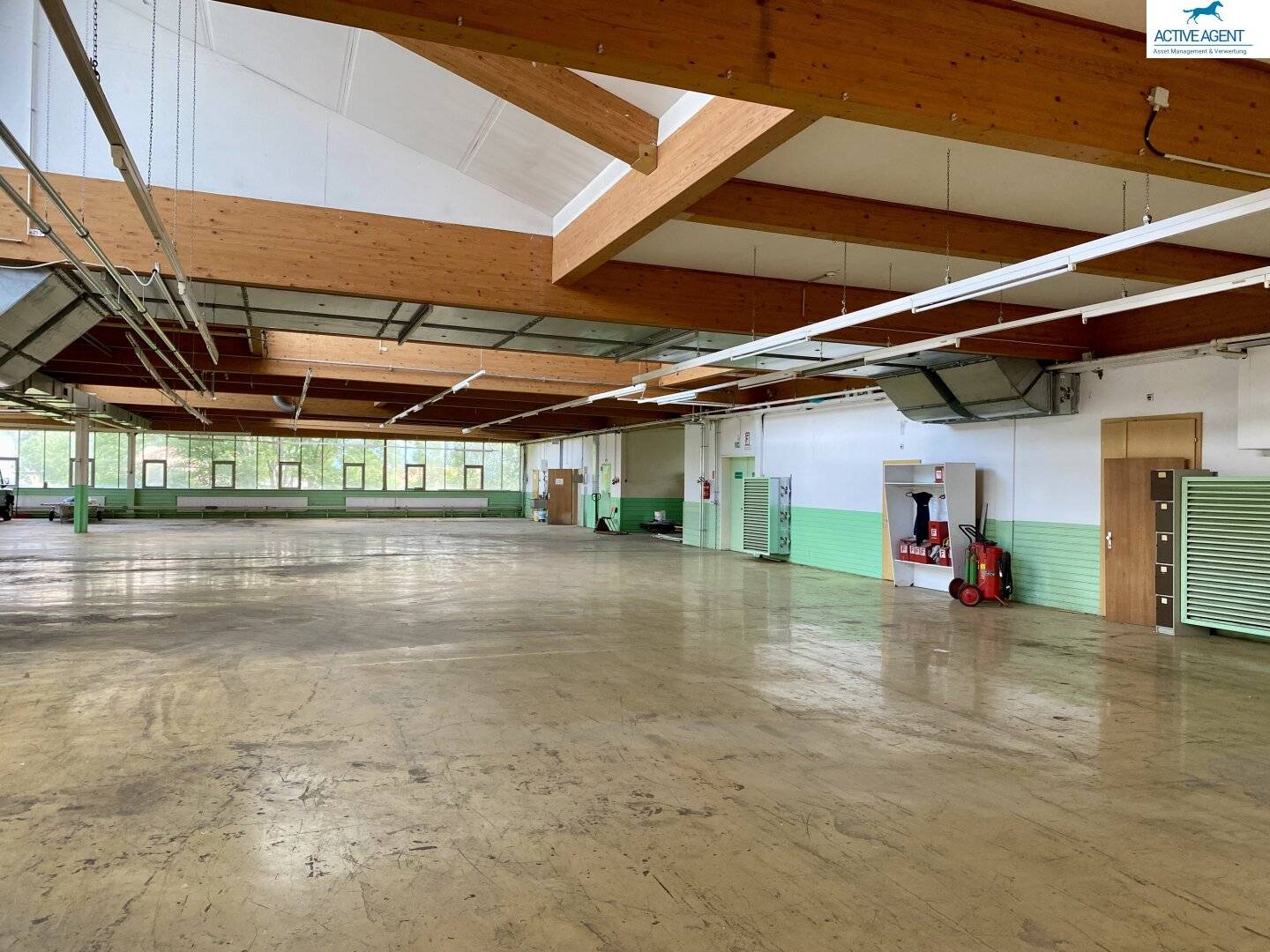 Aktion € 3,5/m2/netto geräumiger Hallenkomplex mit 4.000m2 für Lager/Gewerbe am Attersee zu vermieten