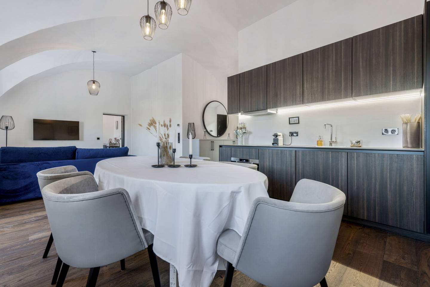 KAHLENBERGERDORF Garden &amp; Pool High End Equipment Groin Vault Residence