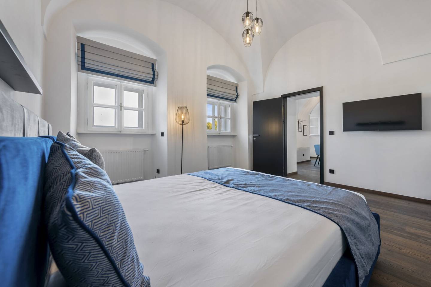 KAHLENBERGERDORF Garden &amp; Pool High End Equipment Groin Vault Residence