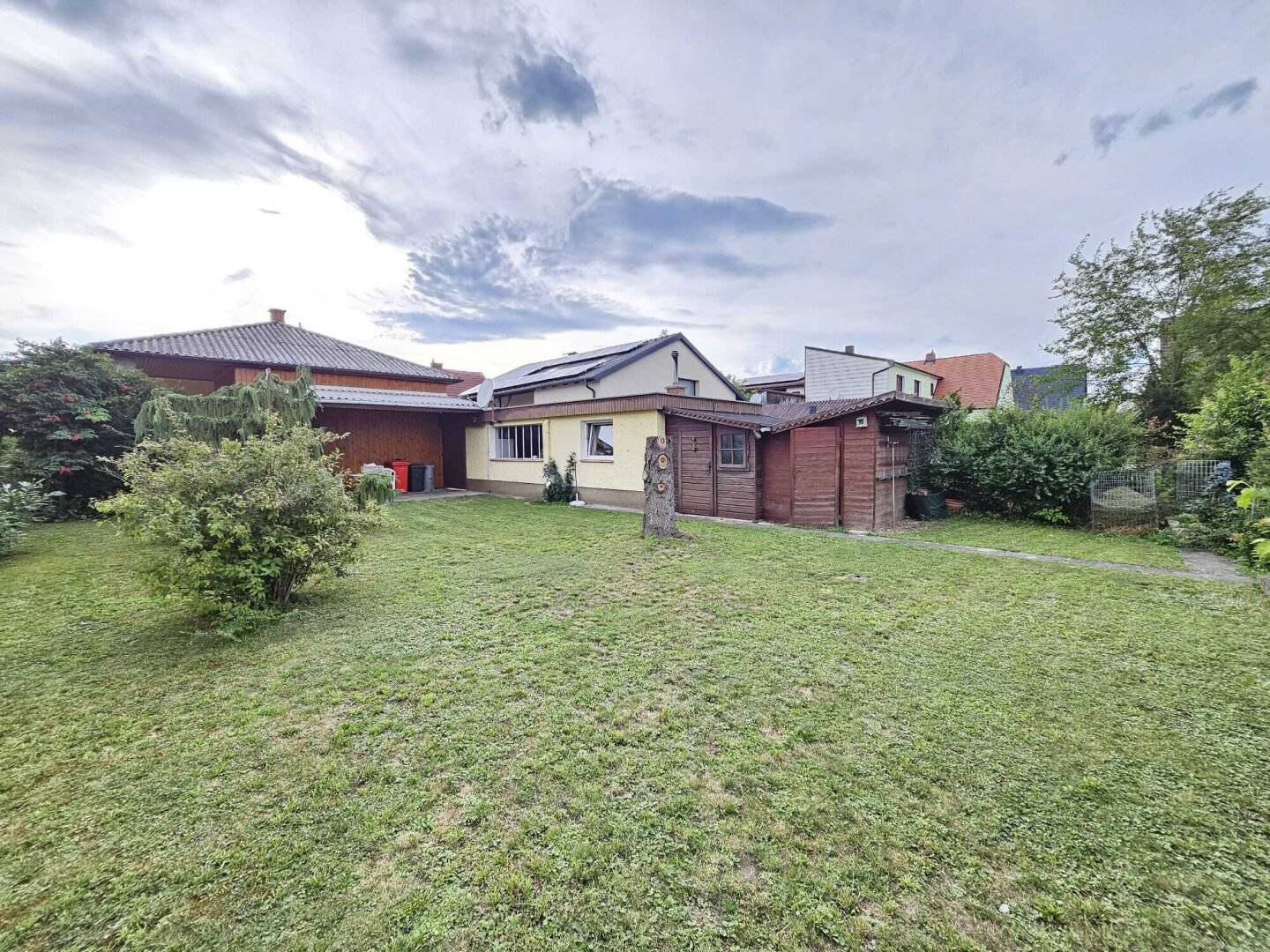 *** ENTZÜCKENDER BUNGALOW IN RUHIGER SIEDLUNGSLAGE MIT 2 TERRASSEN ***