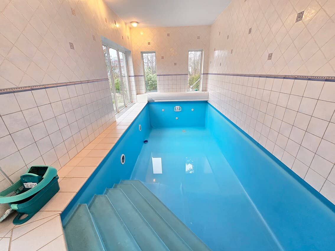 *** GROSSZÜGIGES WOHNEN *** RUHIGE SACKGASSENLAGE *** INDOOR-POOL *** 2 (ODER SOGAR 3) WOHNEINHEITEN MÖGLICH ***