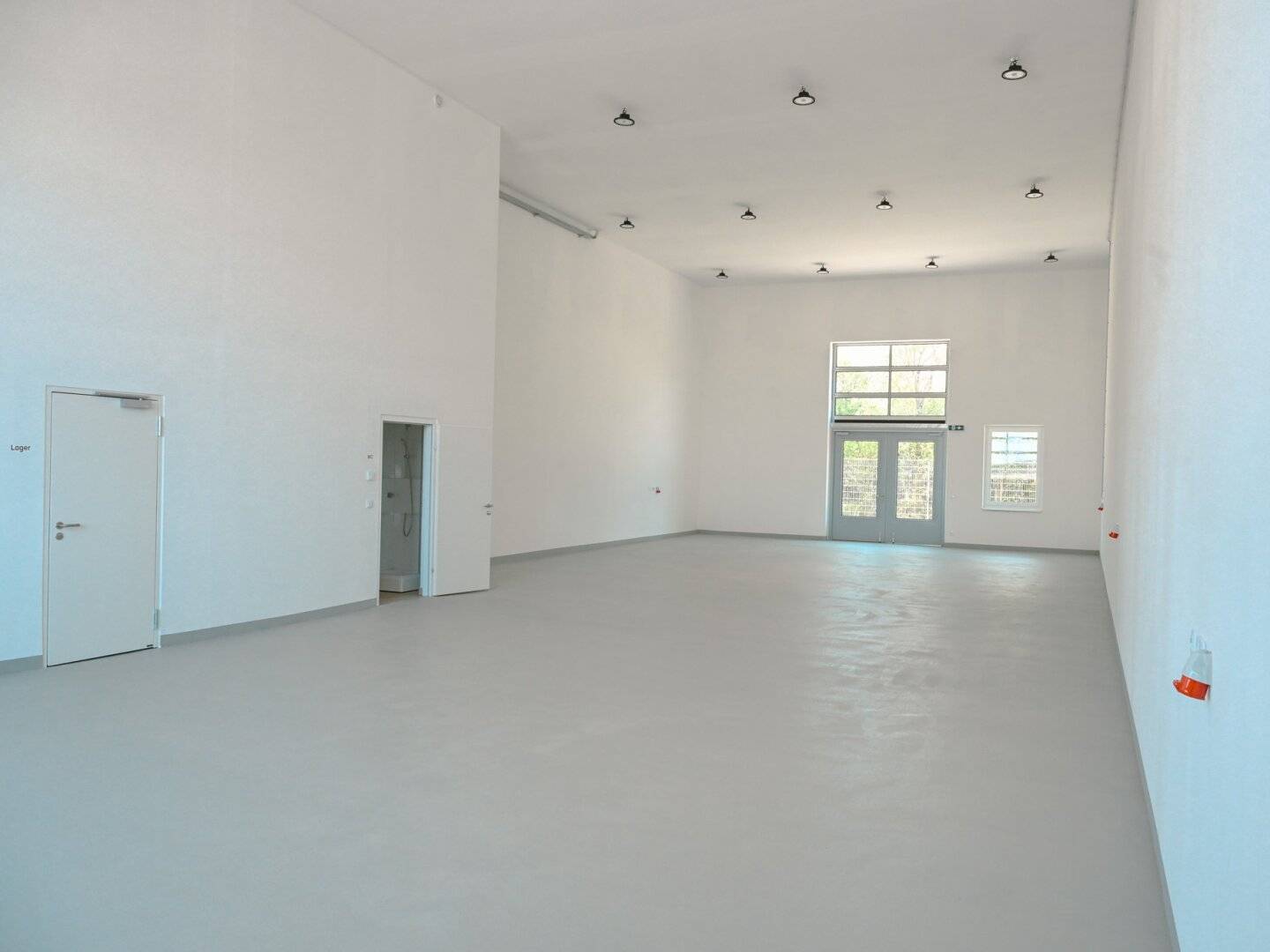 Sustainable business location with PV system and heat pump commission free first occupancy