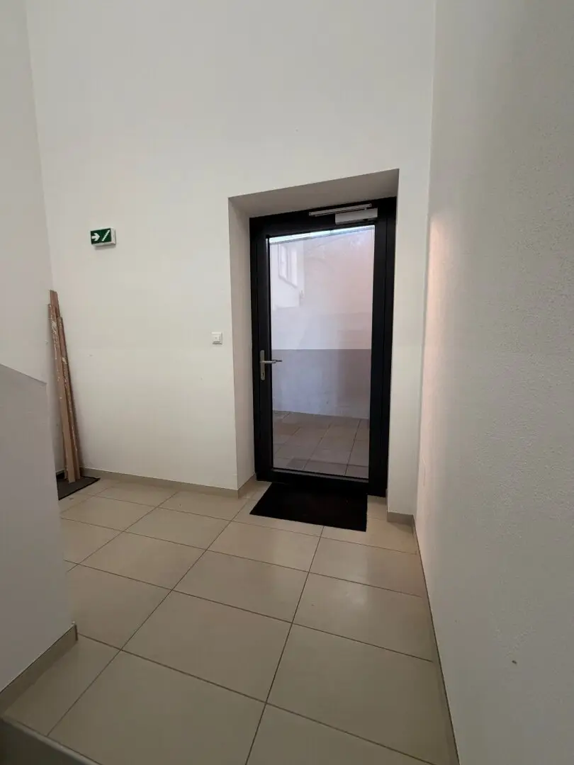 Ruhiges Wohnen am Inn! Neuwertige, helle 3-Zimmer-Wohnung mit möblierter Küche und Loggia in Obernberg