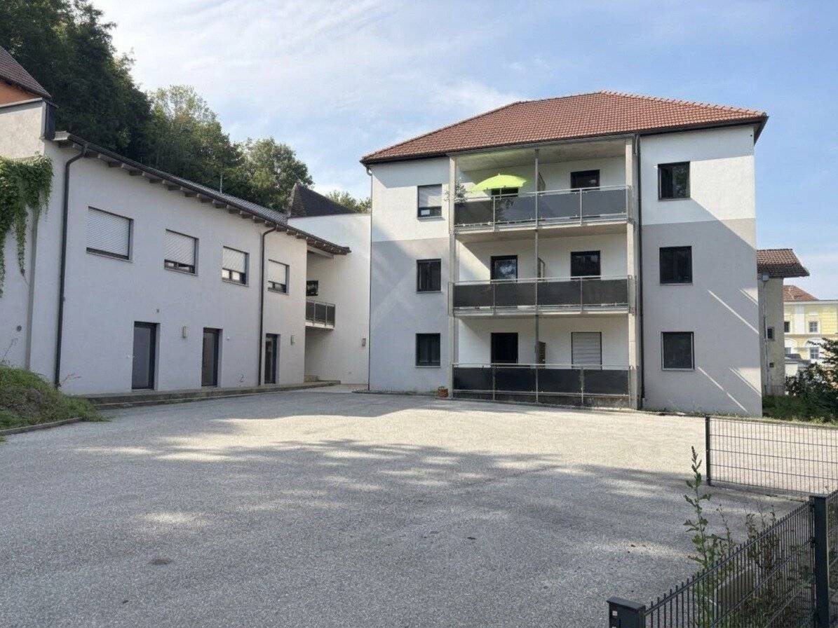 Living by the Inn Newly built bright three room apartment with furnished kitchen and loggia in Obernberg
