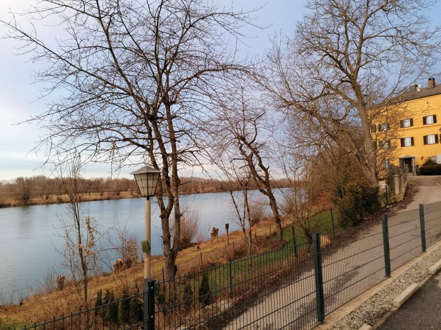 Living by the Inn Newly built bright three room apartment with furnished kitchen and loggia in Obernberg