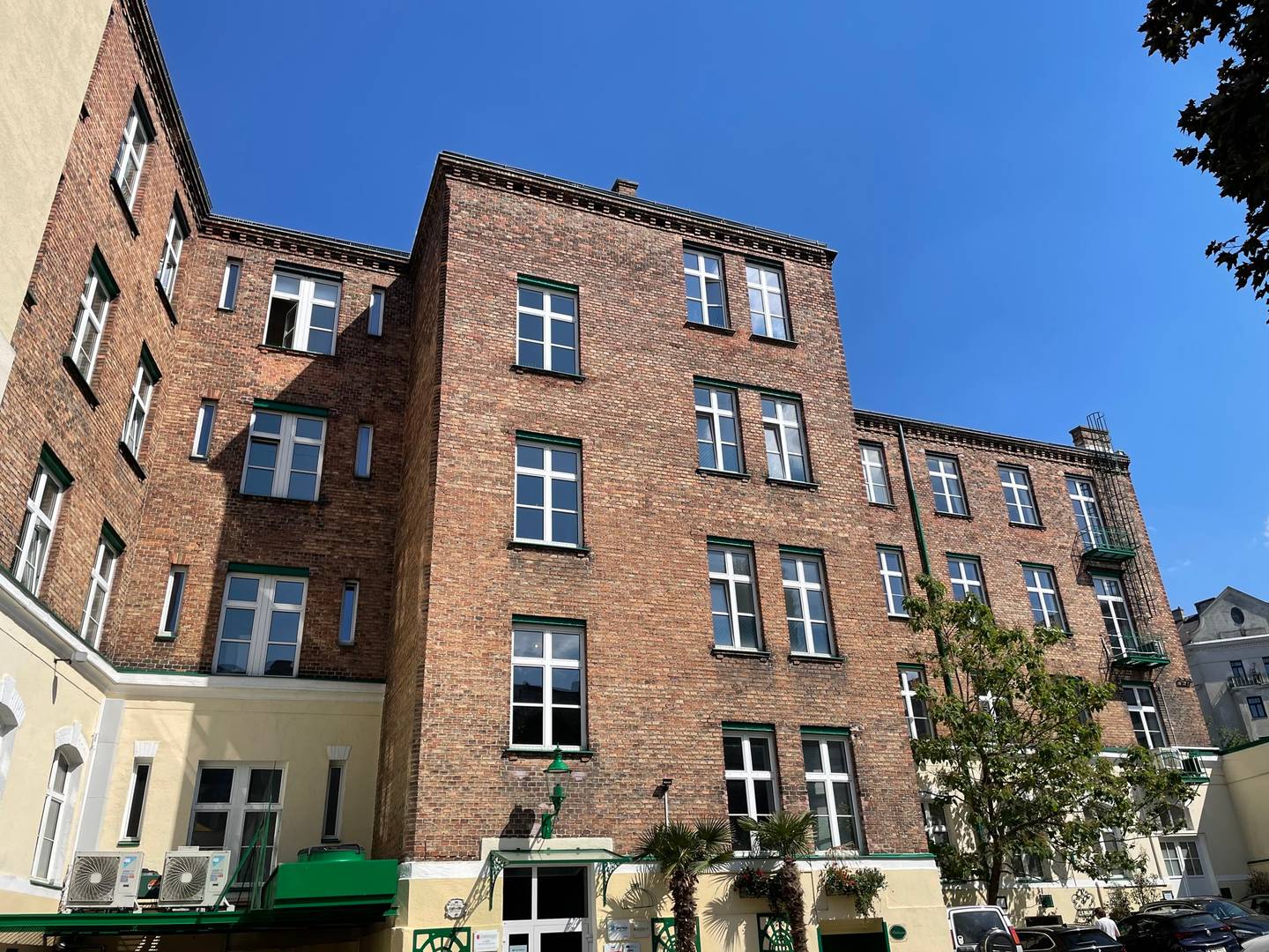 Loftwohnung im sanierten Fabriksgebäude mit Balkon