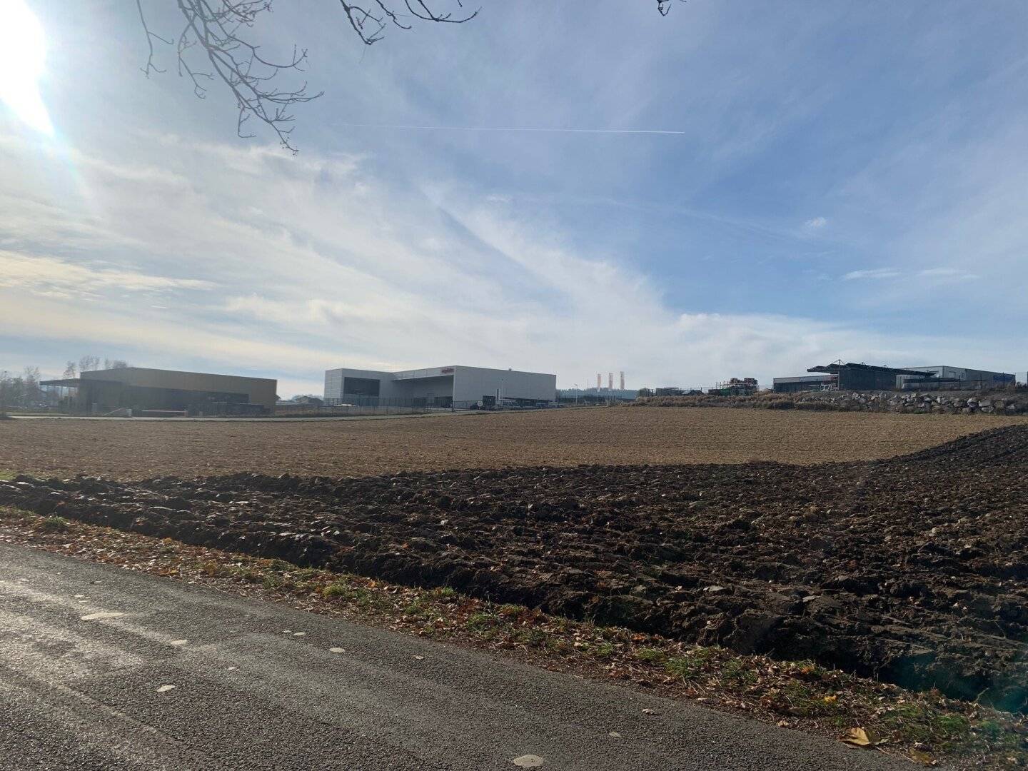 Grundstück mit Widmung "MB" (eingeschränktes gemischtes Baugebiet) in Neuhofen im Innkreis
