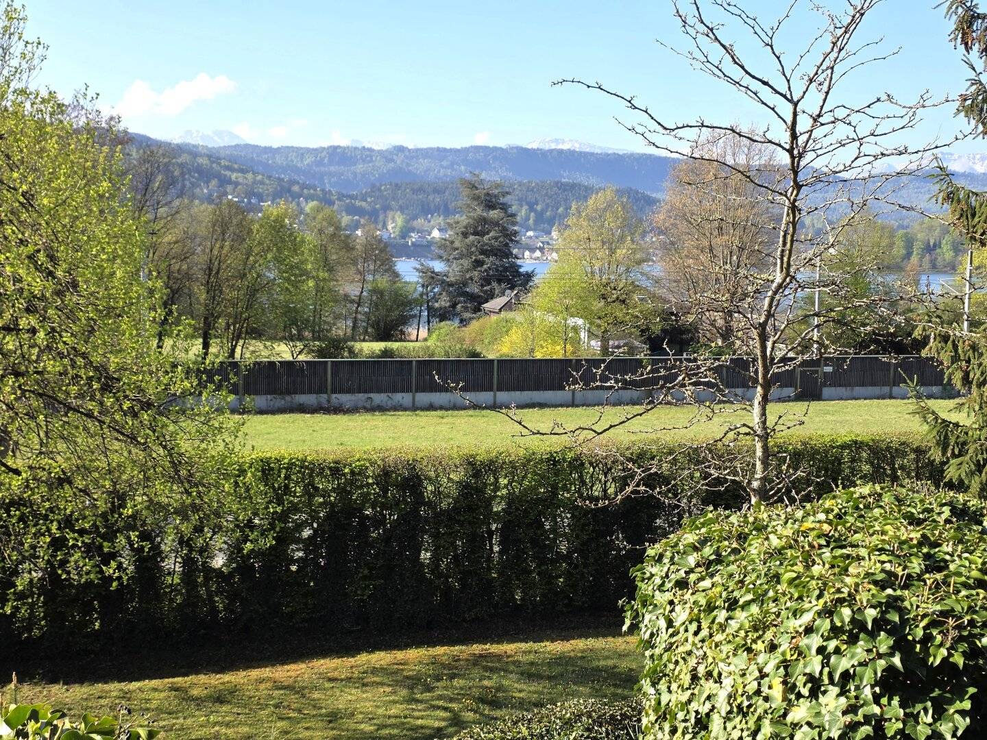 VILLEN-SEEBLICKRUNDSTÜCK MIT KLEINEM FERIENHÄUSCHEN IN PÖRTSCHACH