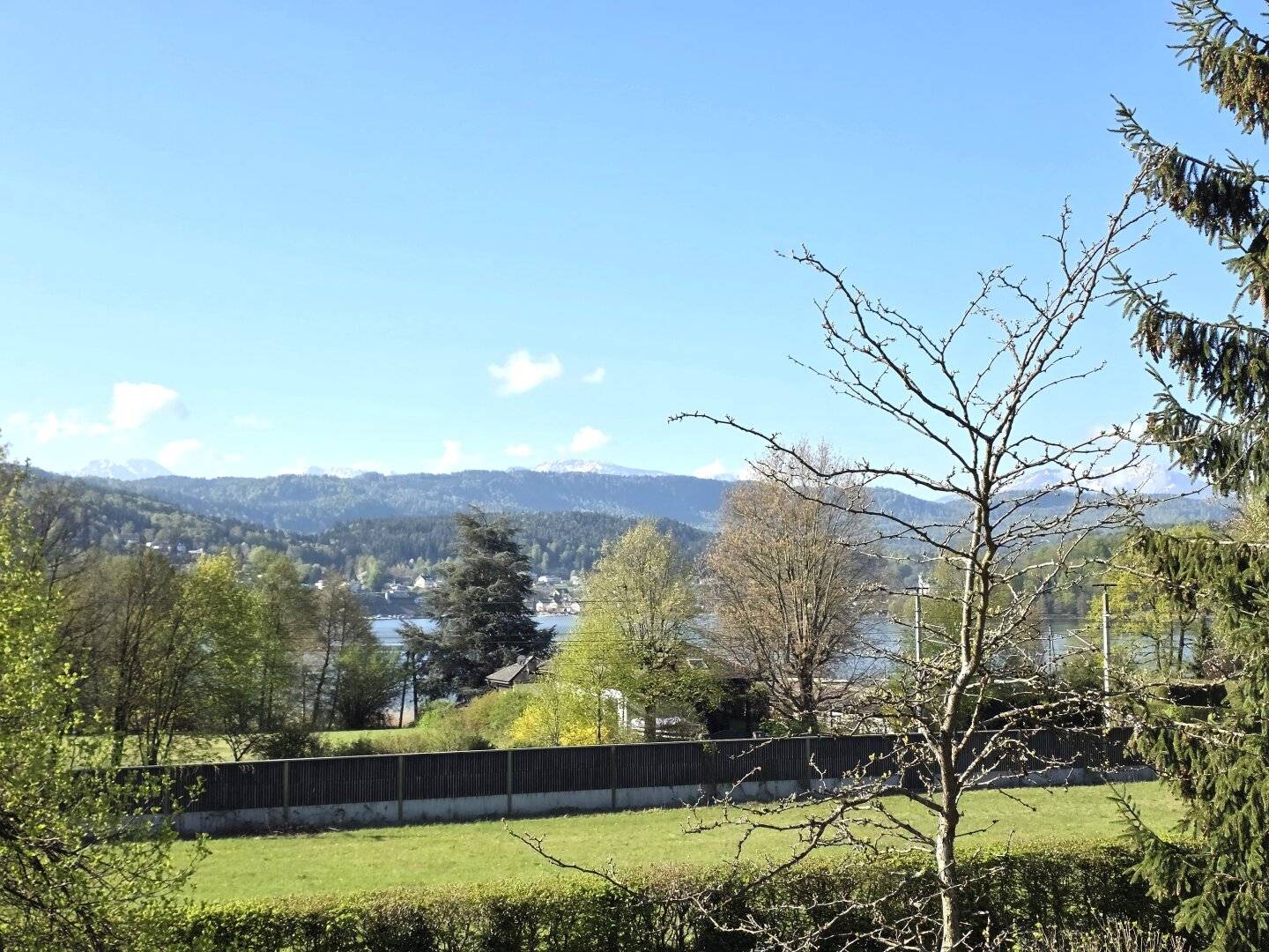VILLEN-SEEBLICKRUNDSTÜCK MIT KLEINEM FERIENHÄUSCHEN IN PÖRTSCHACH