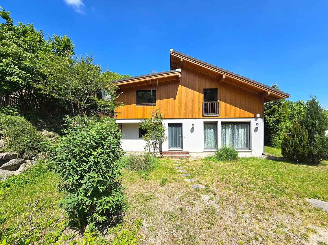 Modern wooden house in bio quality 5 rooms possible central quiet locationX