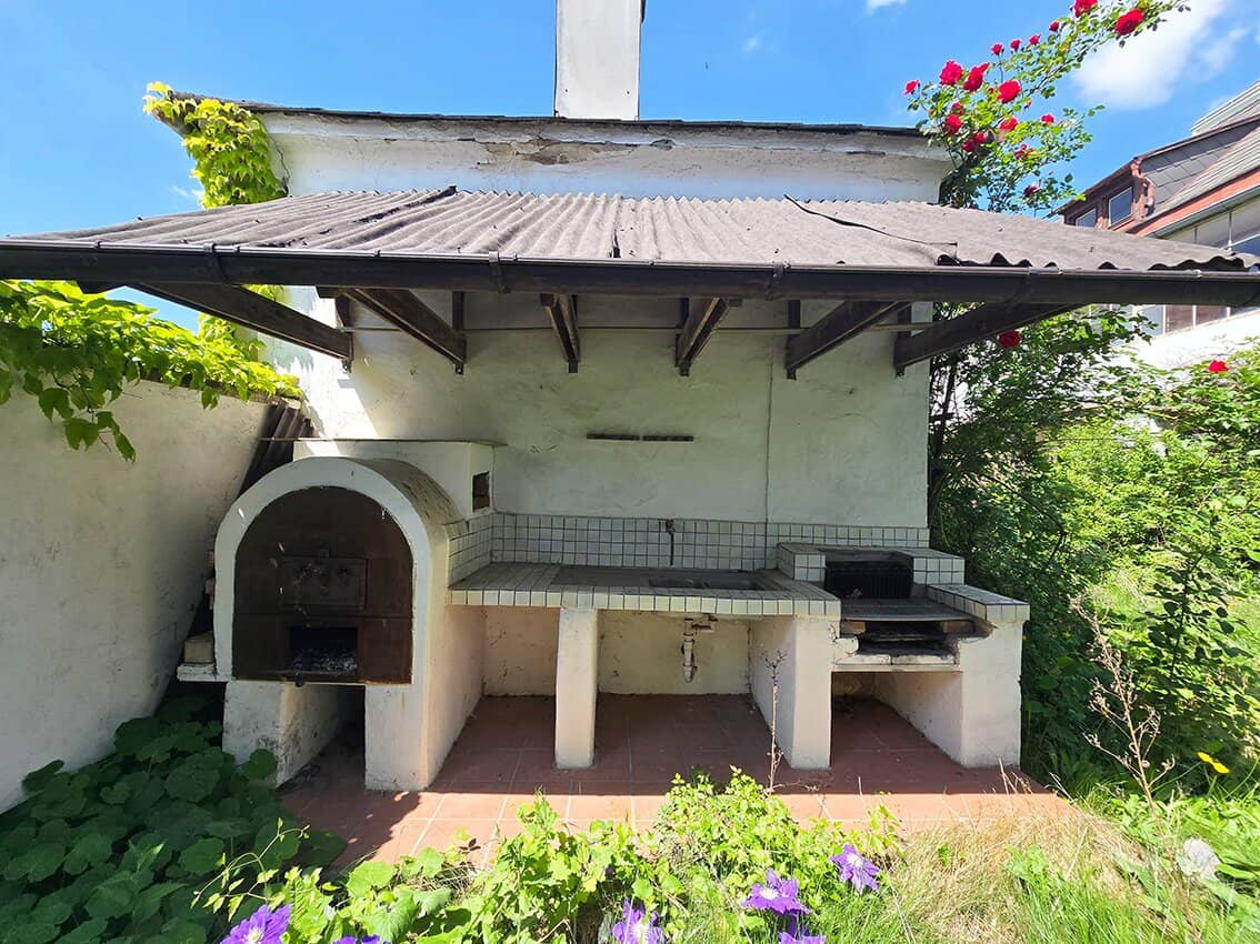 Historic Town Hall Garden with Outdoor Kitchen Private &amp; Professional Under One Roof Expandable