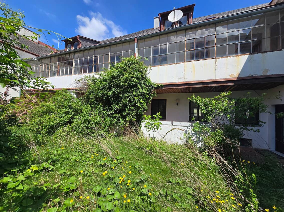 Historic Town Hall Garden with Outdoor Kitchen Private &amp; Professional Under One Roof Expandable