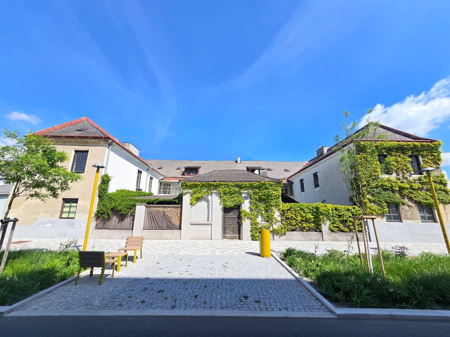 Historic Town Hall Garden with Outdoor Kitchen Private &amp; Professional Under One Roof Expandable