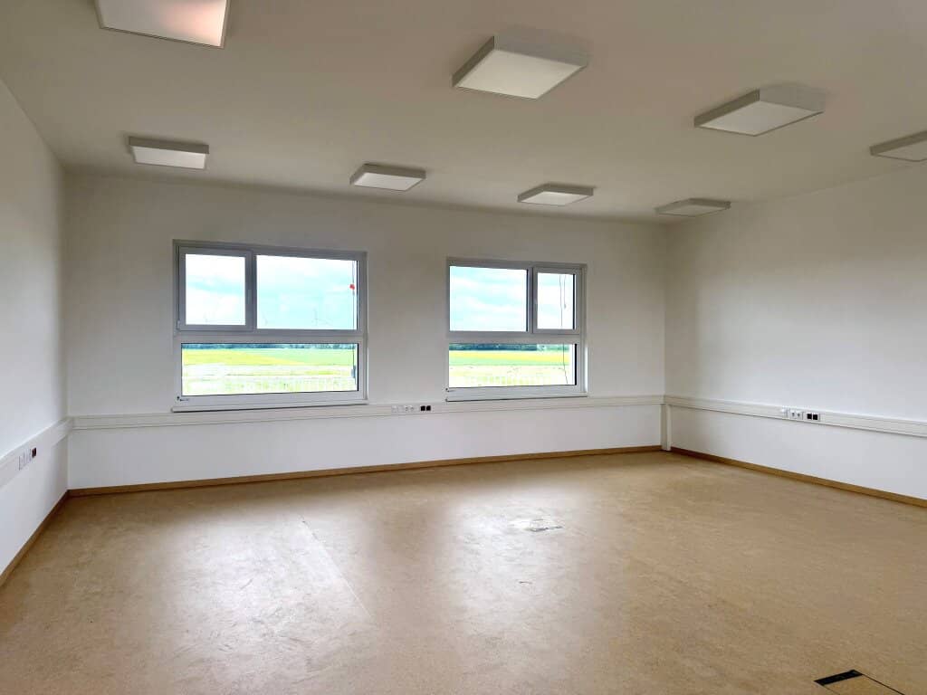 Commission-free corporate location near Vienna with a fully equipped office and truck entry height