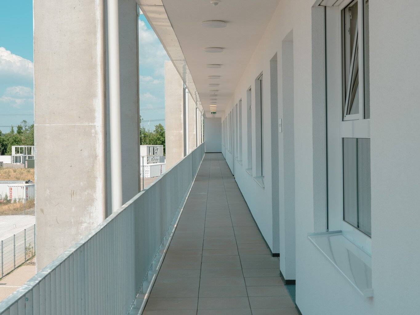 Commission-free corporate location near Vienna with a fully equipped office and truck entry height