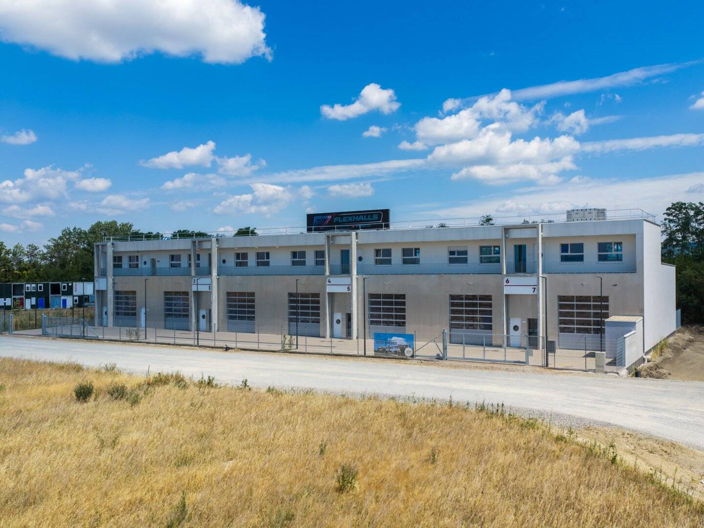 Commission-free corporate location near Vienna with a fully equipped office and truck entry height
