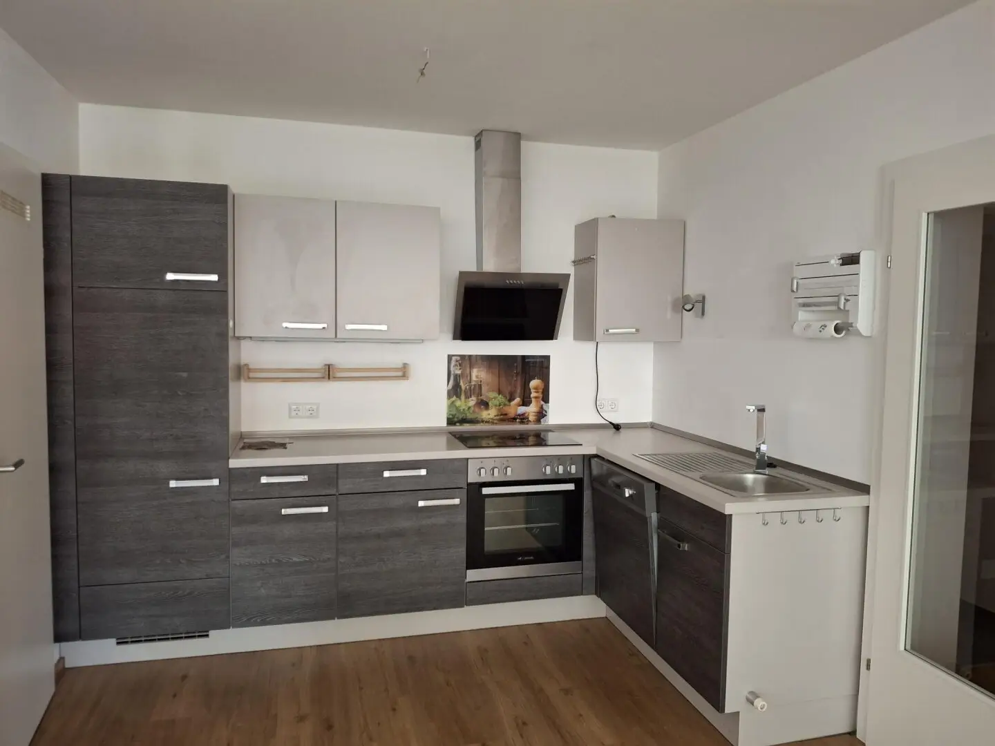 Like-new two room apartment with furnished kitchen and parking space in the center of Gurten