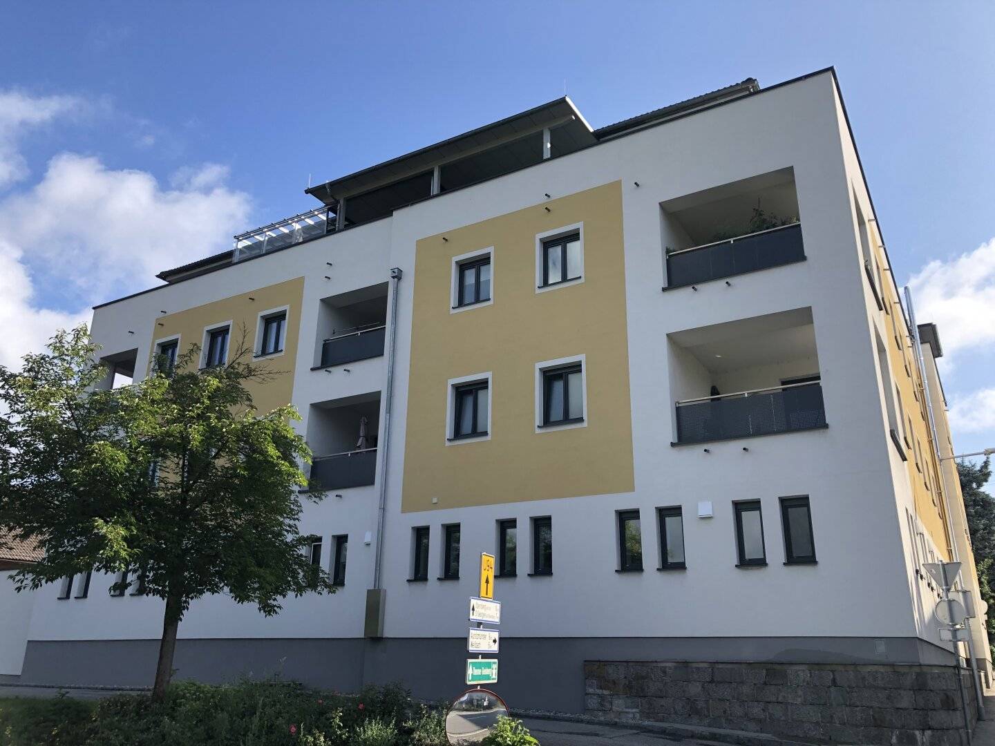 Like-new two room apartment with furnished kitchen and parking space in the center of Gurten