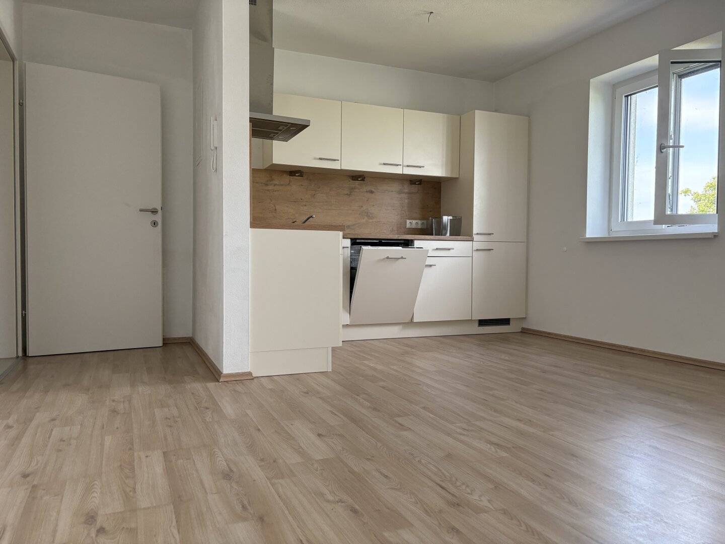 Modern two room apartment with balcony quiet location directly on the Inn