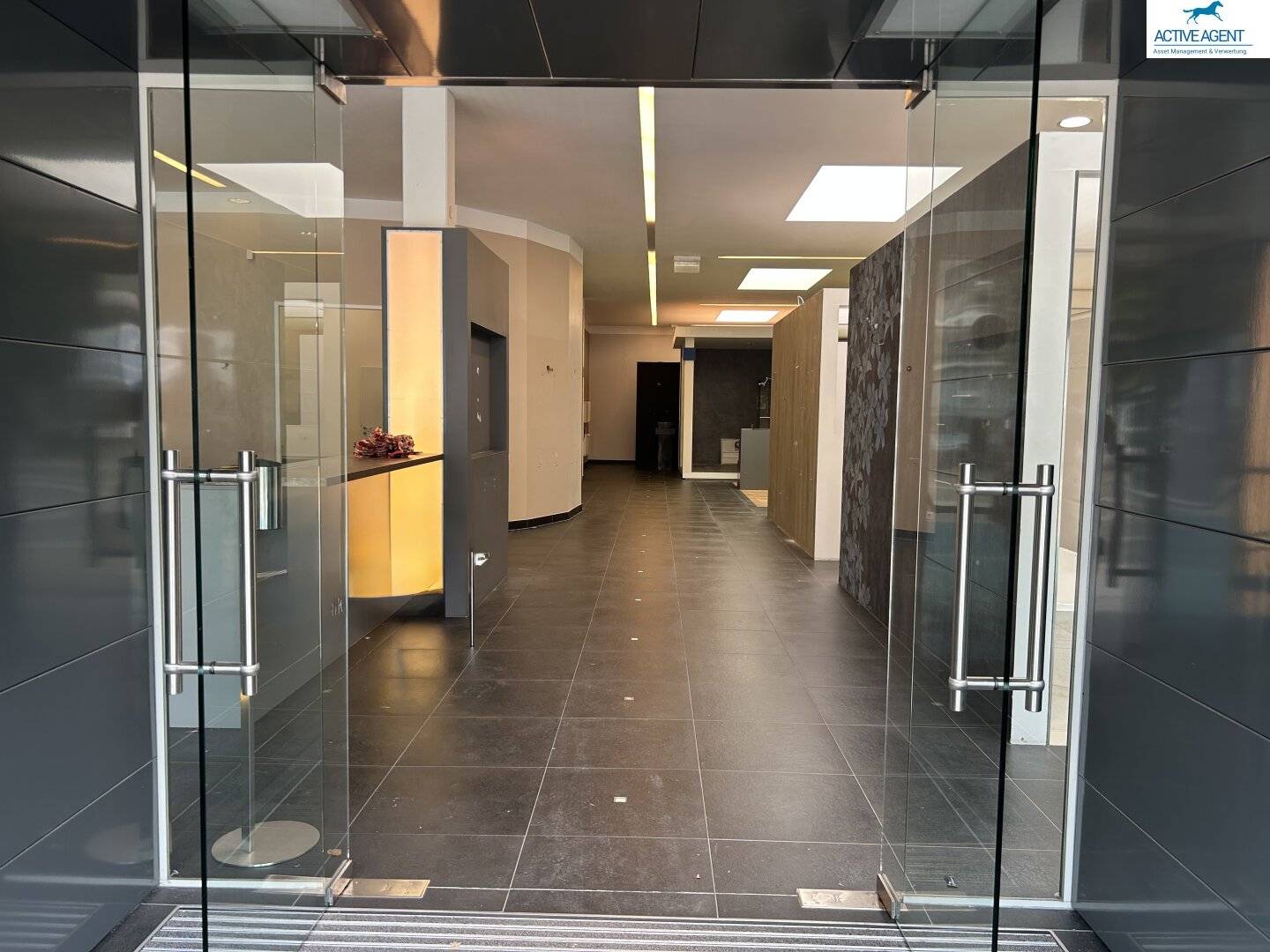 Attractive commercial premises +500 m² / Showroom / with parking spaces in Graz Mitte industrial area for rent