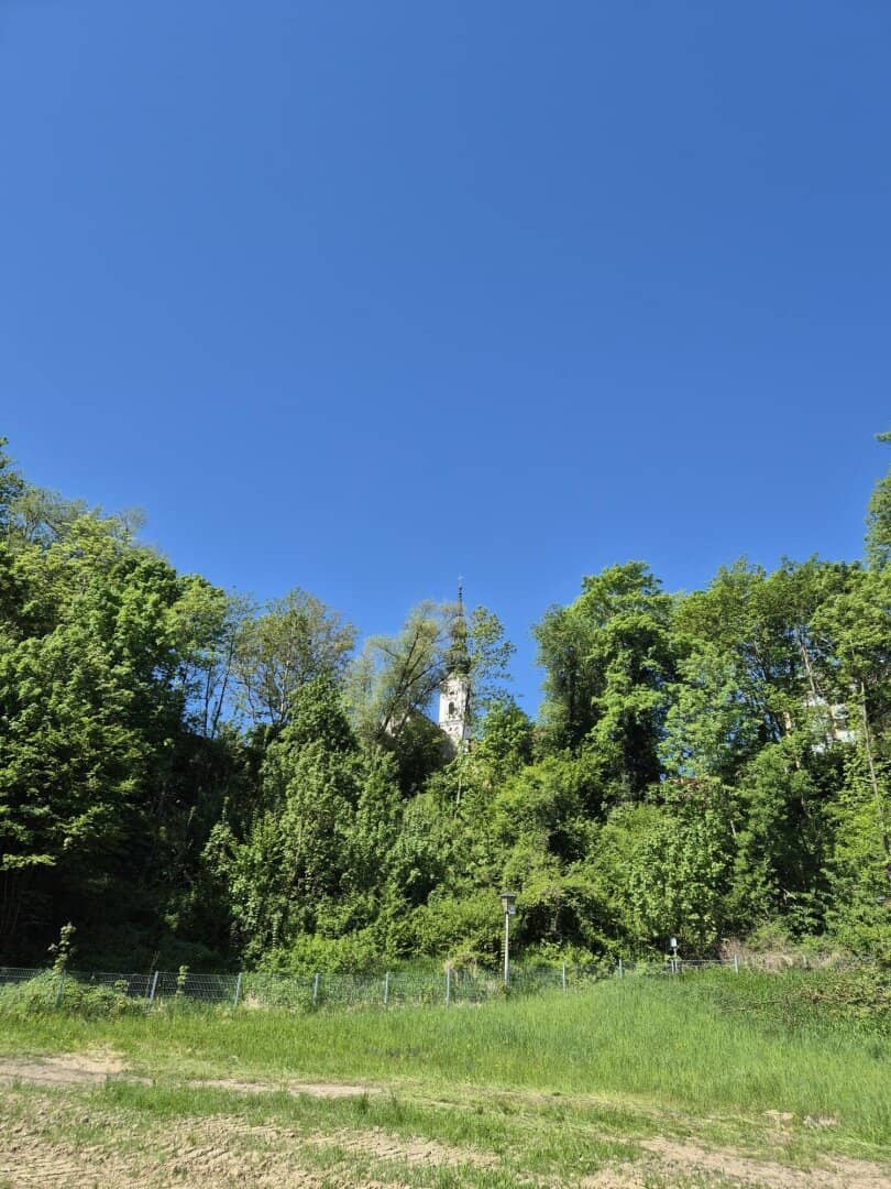Neuwertige Maisonette-Eigentumswohnung mit Reihenhauscharakter, Garten und Garage