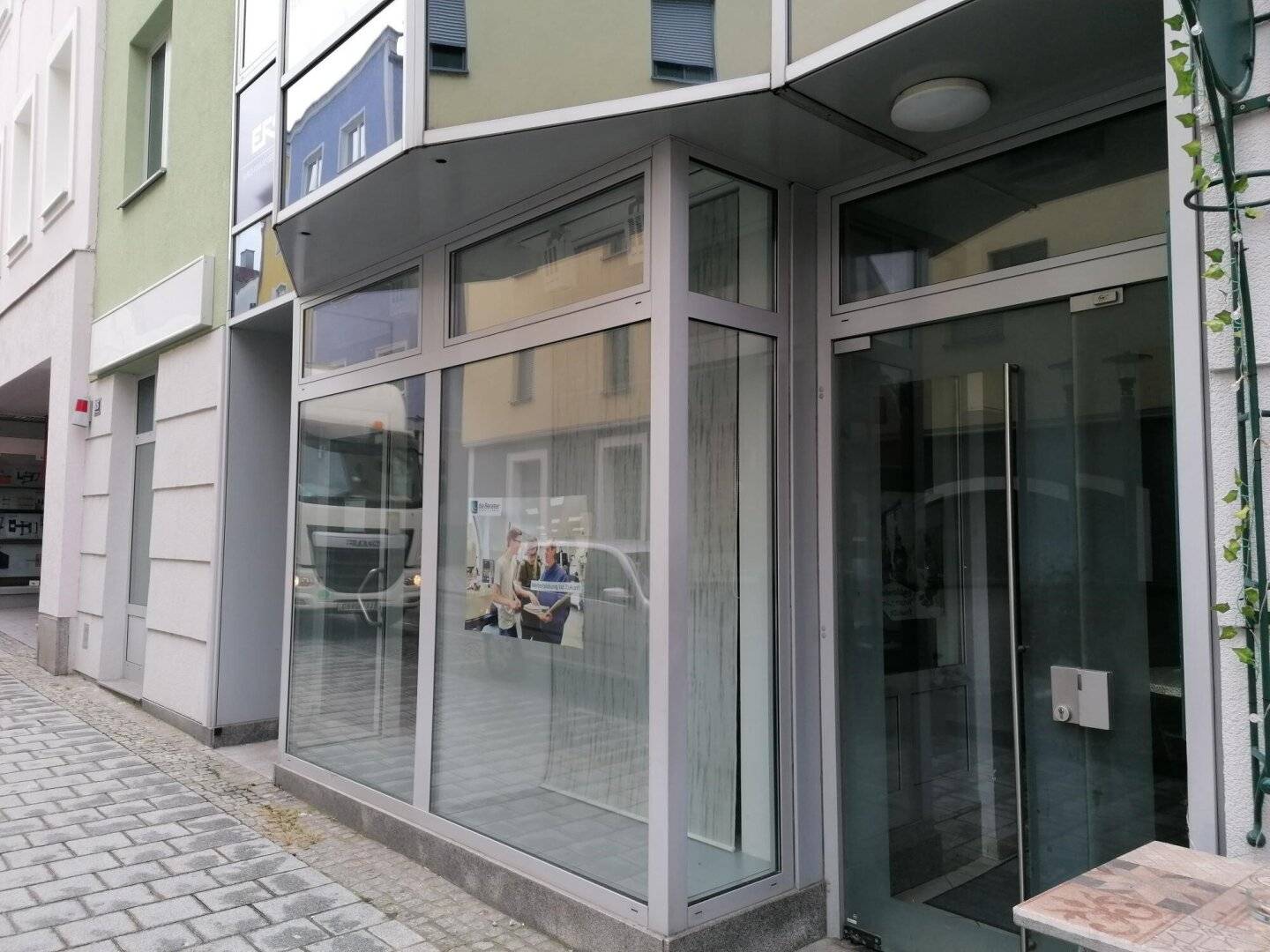 IDEAL SIZE: Well frequented commercial space in the center of Ried im Innkreis