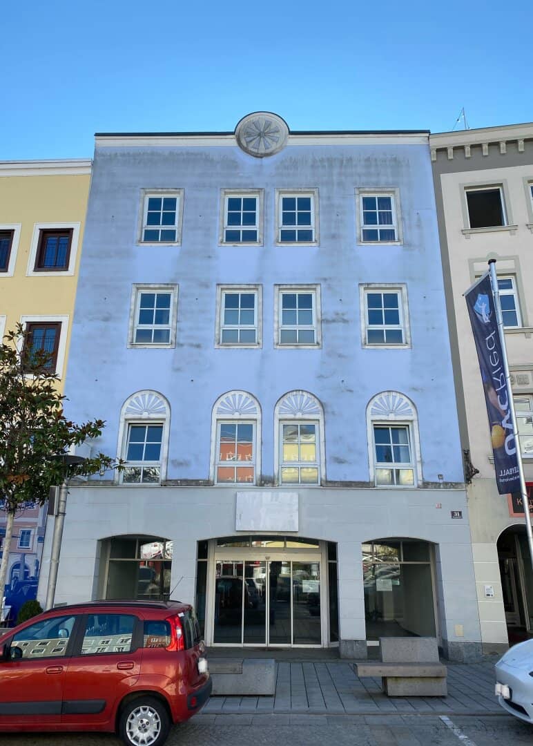 Commercial building in a prime central location