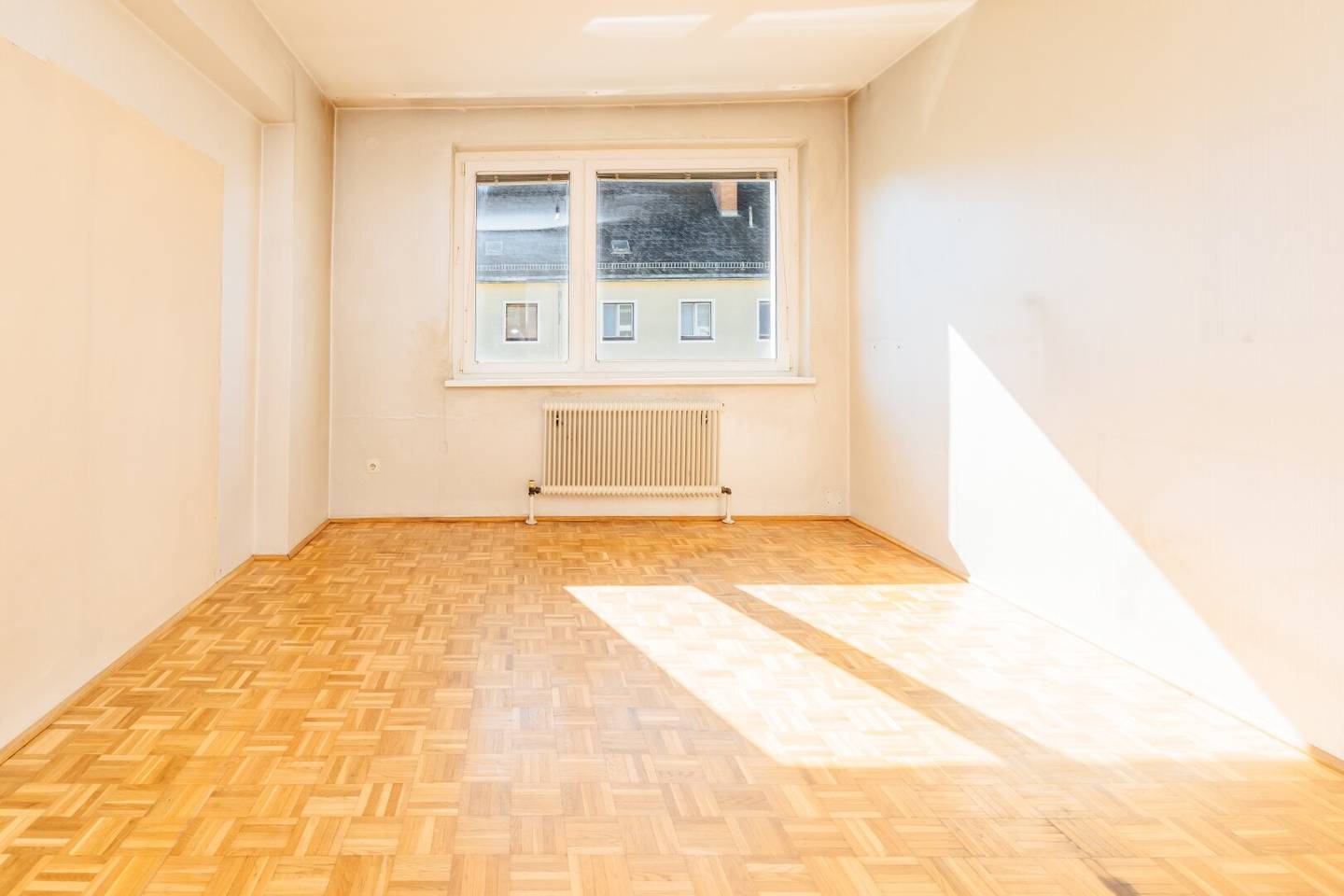 Geidorf I Unrenovated residential jewel I Quiet location with green view I High ceilings I Old building charm with parquet I Bathroom with bathtub I PROJEKT WOHNEN