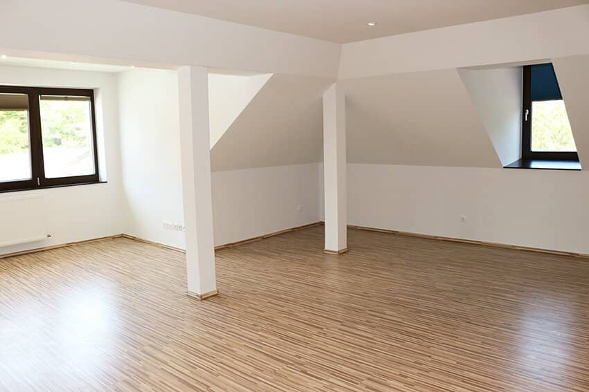 *** LOFTARTIGES DACHGESCHOSS *** UNBEFRISTET *** GROSSE GARTENANLAGE *** KFZ STELLPLATZ ***