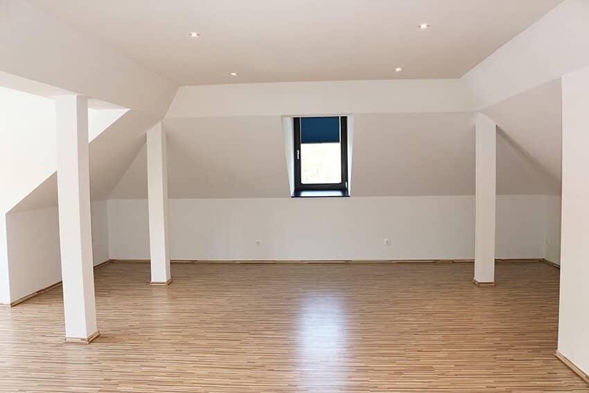*** LOFTARTIGES DACHGESCHOSS *** UNBEFRISTET *** GROSSE GARTENANLAGE *** KFZ STELLPLATZ ***