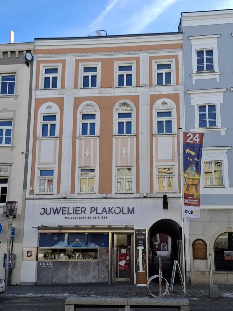 Dachterrassenwohnung mit möblierter Küche im Stadtzentrum von Ried