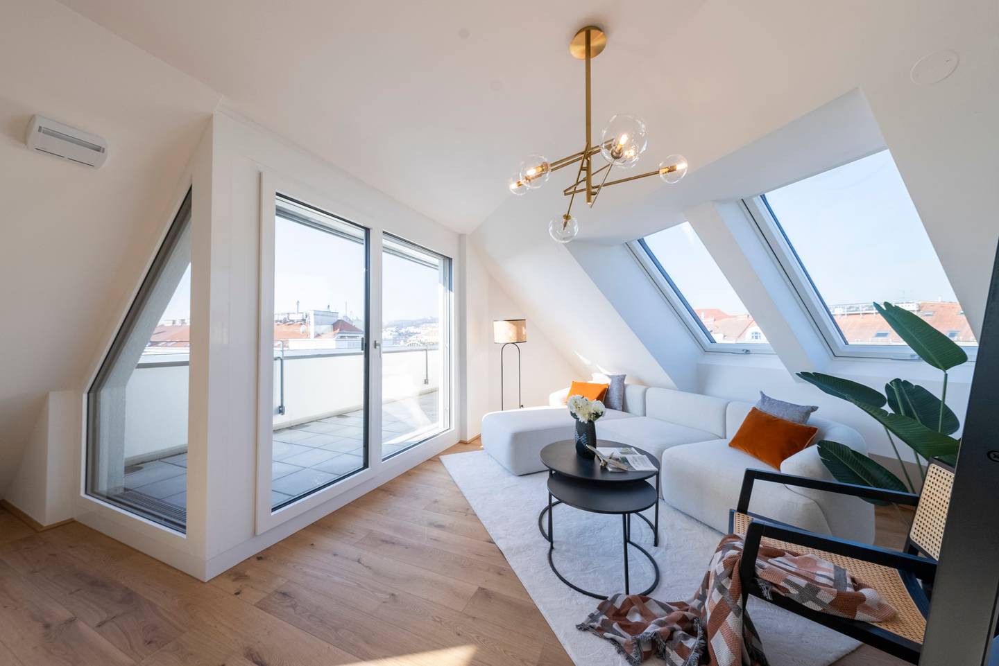 Top floor apartment with private roof terrace