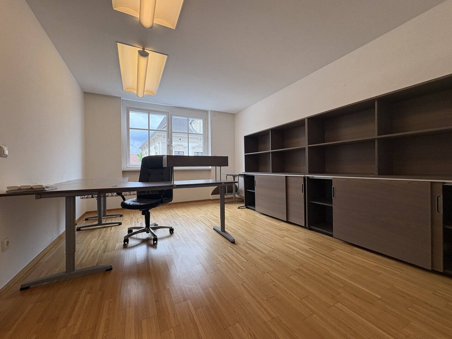 Air-conditioned office or practice space in the best central location