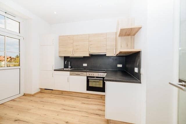 Completely renovated 3rd floor with elevator bright and friendly near the train station balcony modern bathroom with level-access shower Projekt Wohnen