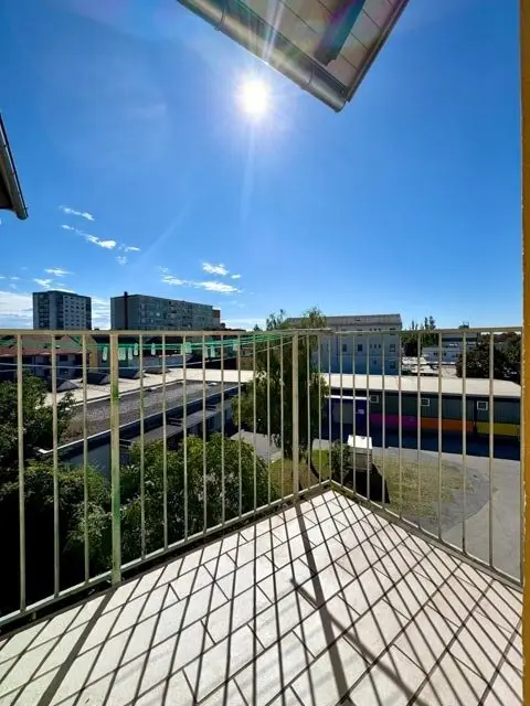 TRAIN STATION NEAR LOCATION I BALCONY I COMPLETELY RENOVATED I 3RD FLOOR WITH ELEVATOR I BRIGHT & FRIENDLY I MODERN BATHROOM WITH LEVEL ACCESS SHOWER I PROJECT LIVING