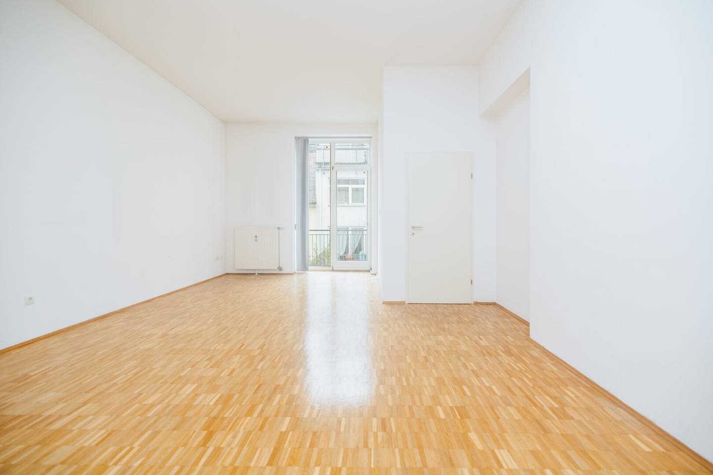 One month rent free living at the park edge balcony WG suitable quiet bathtub available immediately PROJEKT WOHNEN