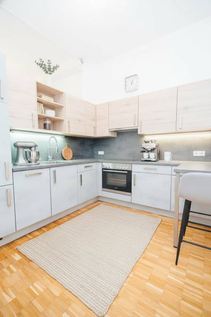 One month rent free living at the park edge balcony WG suitable quiet bathtub available immediately PROJEKT WOHNEN
