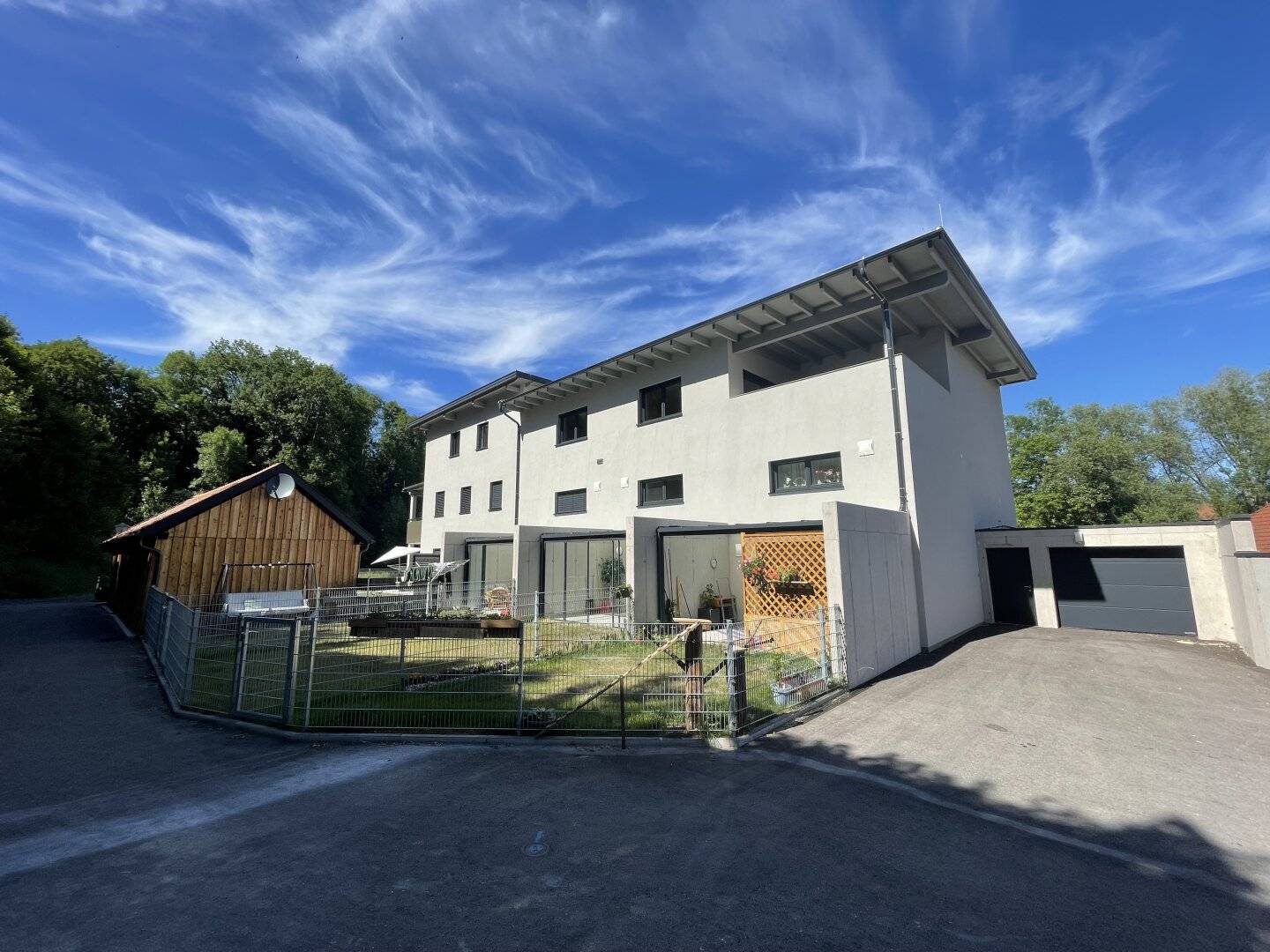 Neuwertige Maisonette-Eigentumswohnung mit Reihenhauscharakter, Garten und Garage