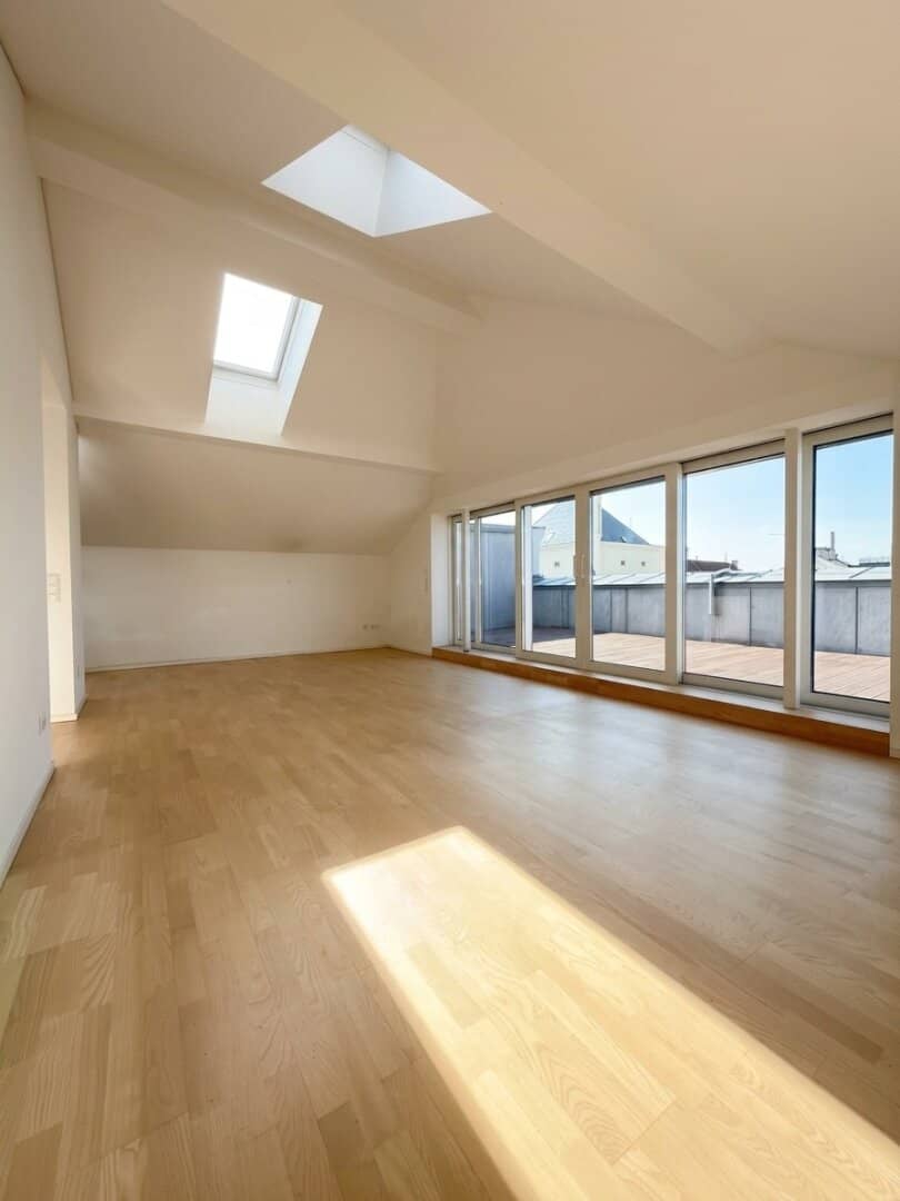 Attic apartment with a roof terrace and furnished kitchen in the city center of Ried
