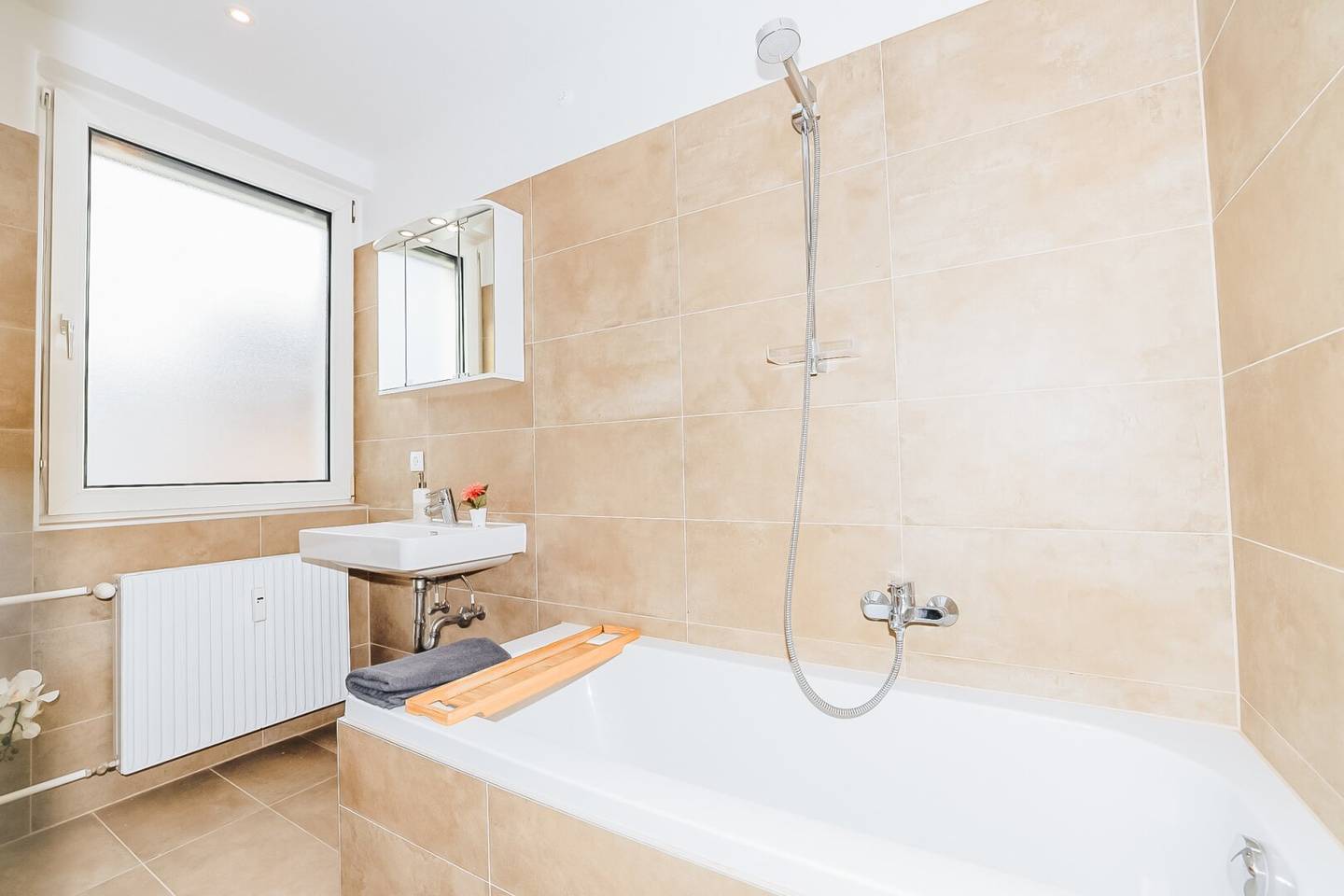 WOW I TOP FLOOR PLAN I BATHTUB I MODERN RENOVATED I OPEN KITCHEN I 4TH FLOOR WITH ELEVATOR I PROJEKT WOHNEN