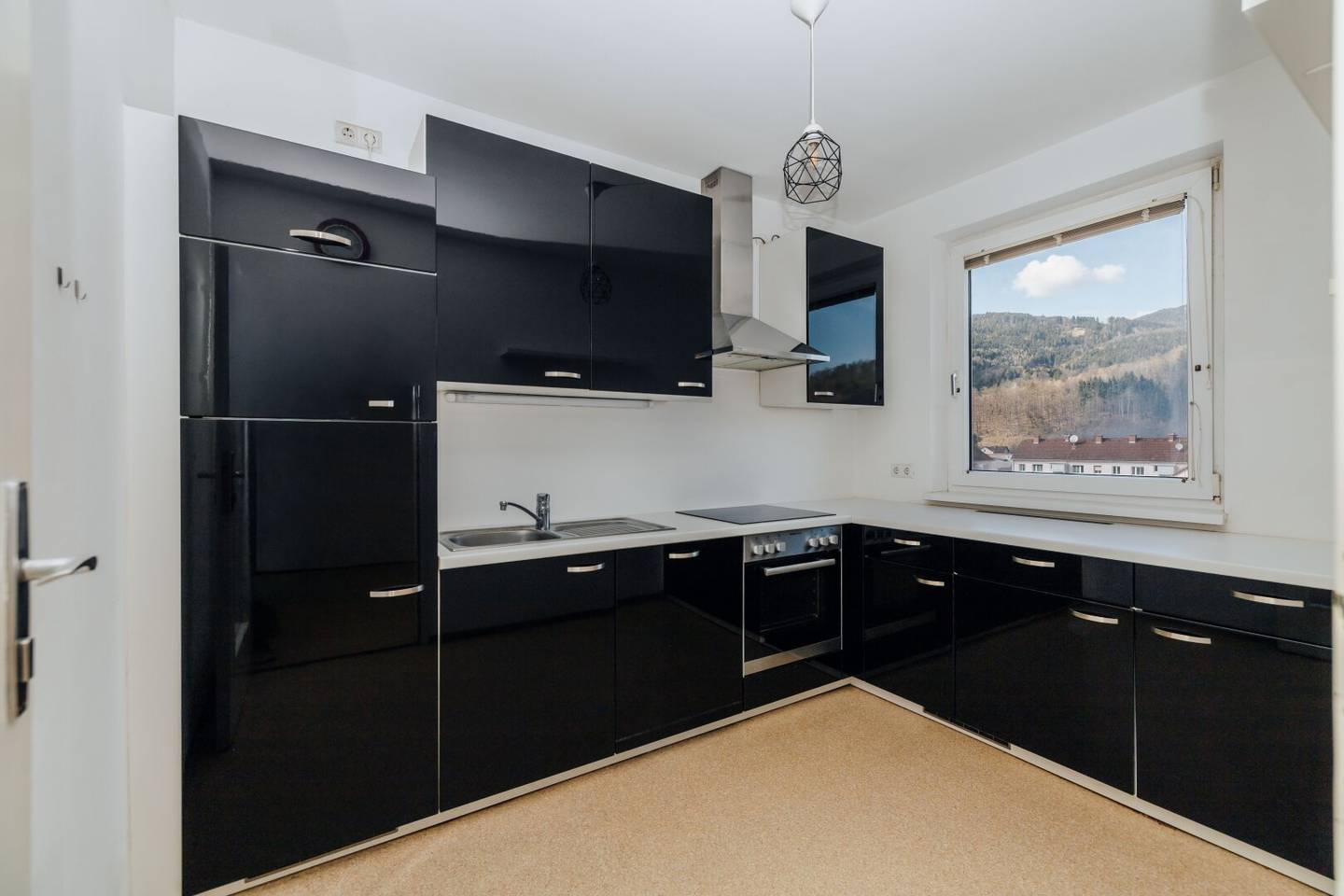 5th Floor with Panoramic View I 3 Rooms I Sunny &amp; Light-Filled I Balcony I Passenger Lift I Projekt Wohnen