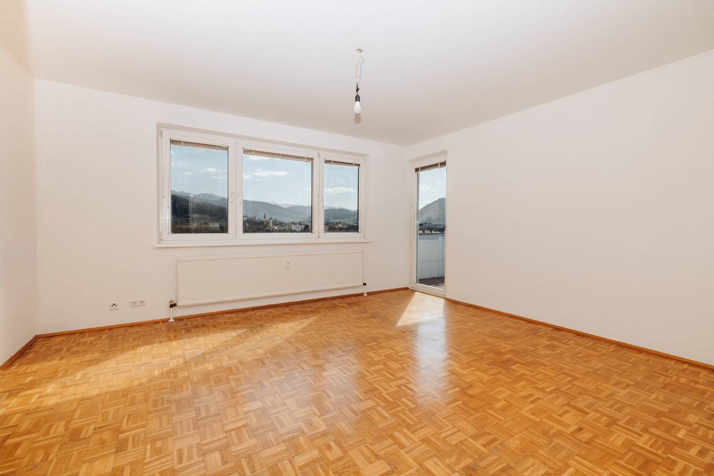 5th Floor with Panoramic View I 3 Rooms I Sunny &amp; Light-Filled I Balcony I Passenger Lift I Projekt Wohnen